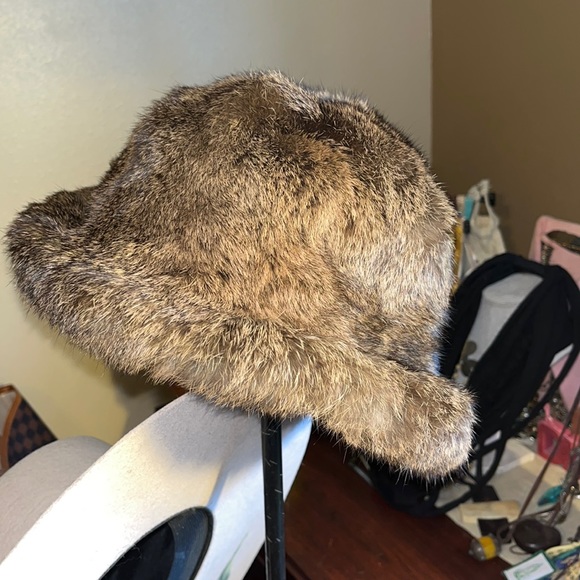 Rabbit fur hat - Picture 3 of 6
